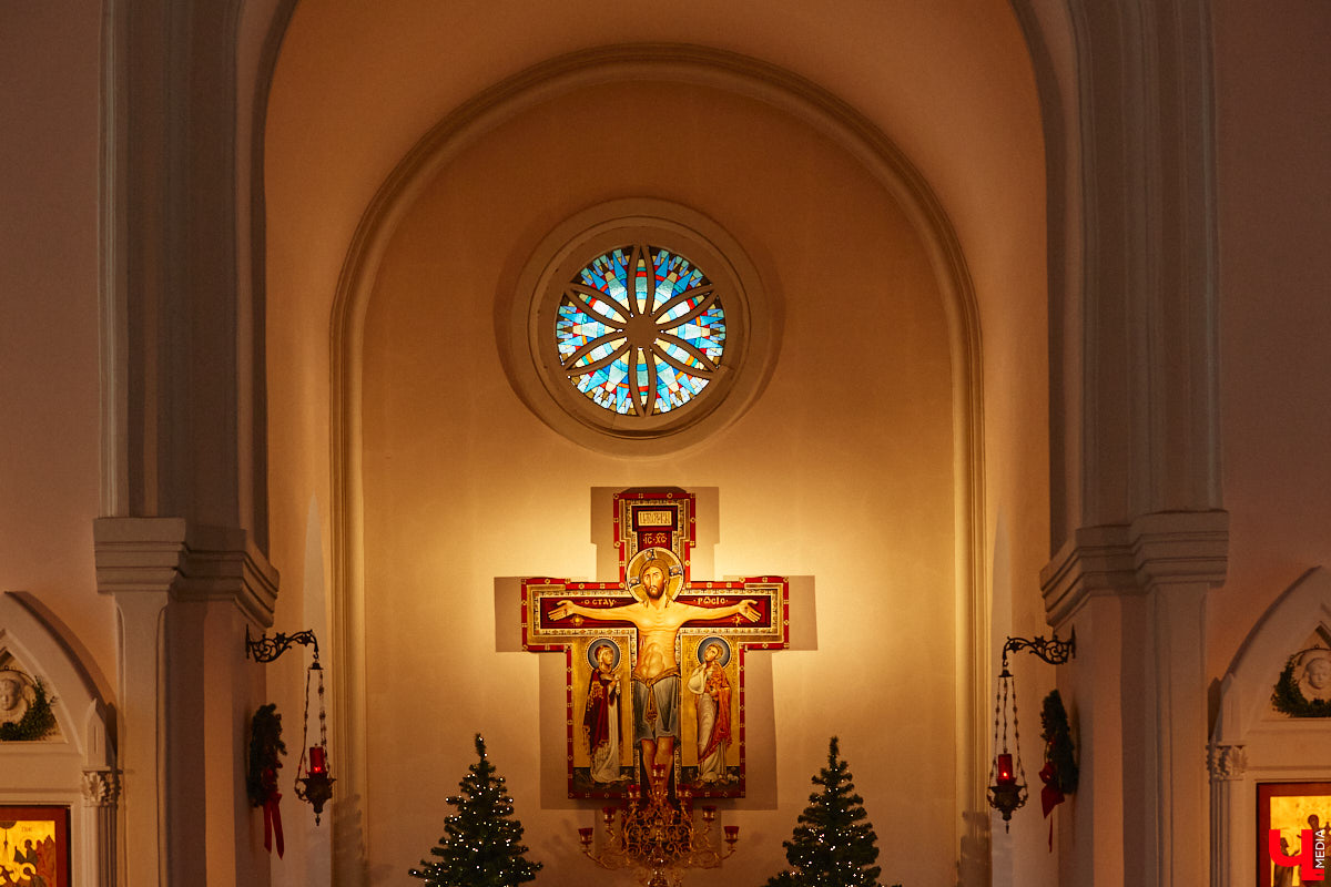 Витражи завораживают, особенно когда через них проходит солнечный свет. Есть в этом что-то неземное. Полюбоваться композициями из стекла можно не выезжая за пределы Владимира. «Ключ-Медиа» собрал самые интересные экземпляры и рассказал, где их получится рассмотреть во всех деталях.