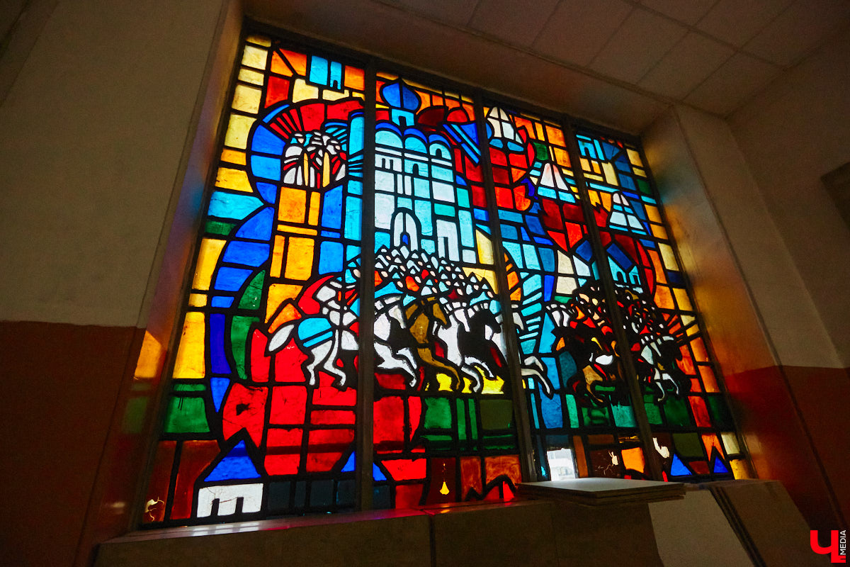 Витражи завораживают, особенно когда через них проходит солнечный свет. Есть в этом что-то неземное. Полюбоваться композициями из стекла можно не выезжая за пределы Владимира. «Ключ-Медиа» собрал самые интересные экземпляры и рассказал, где их получится рассмотреть во всех деталях.