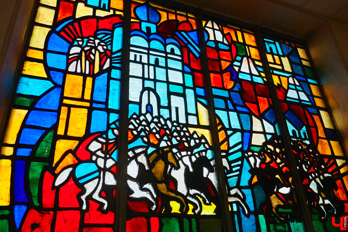 Витражи завораживают, особенно когда через них проходит солнечный свет. Есть в этом что-то неземное. Полюбоваться композициями из стекла можно не выезжая за пределы Владимира. «Ключ-Медиа» собрал самые интересные экземпляры и рассказал, где их получится рассмотреть во всех деталях.