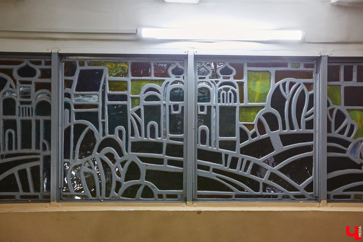 Витражи завораживают, особенно когда через них проходит солнечный свет. Есть в этом что-то неземное. Полюбоваться композициями из стекла можно не выезжая за пределы Владимира. «Ключ-Медиа» собрал самые интересные экземпляры и рассказал, где их получится рассмотреть во всех деталях.