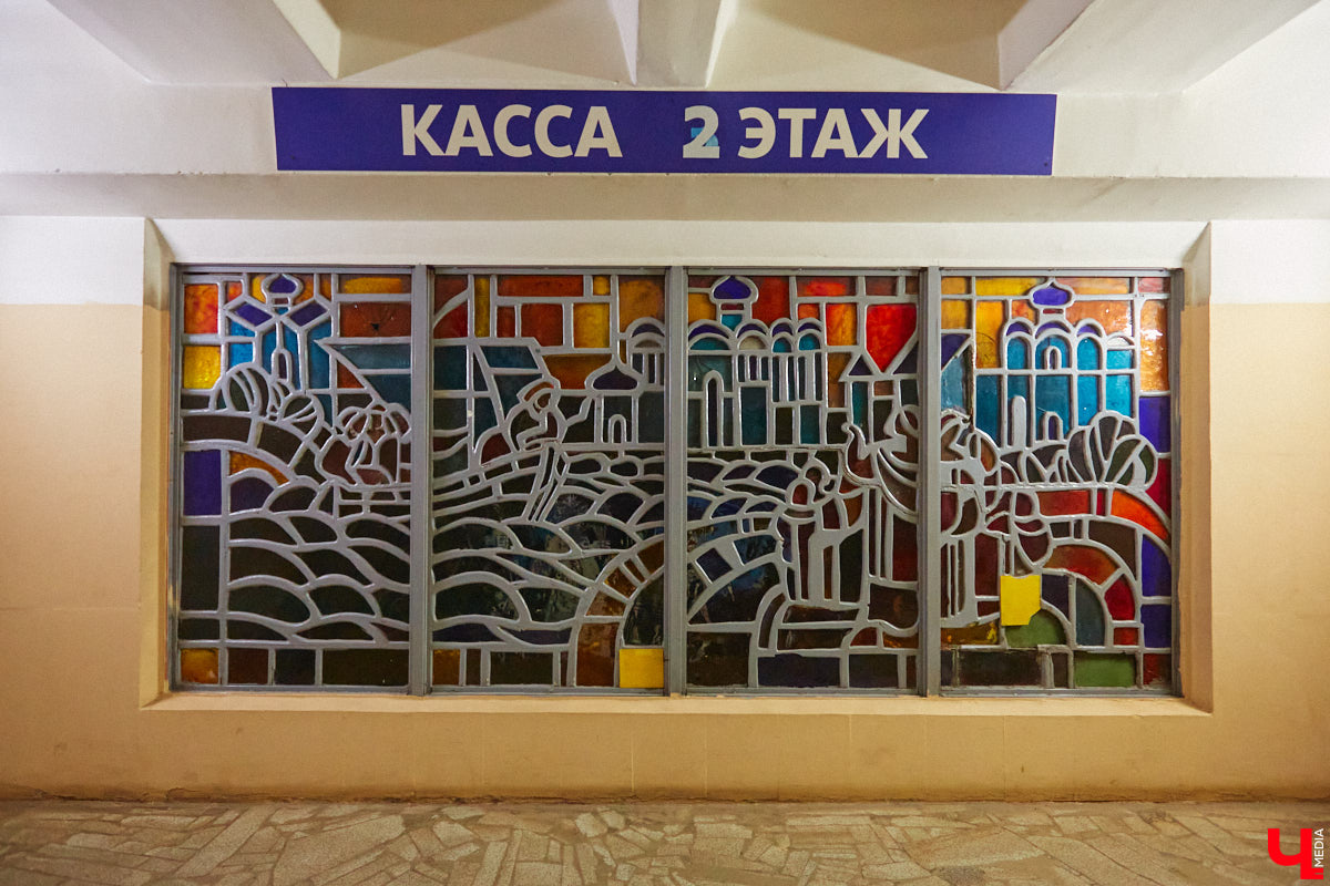 Витражи завораживают, особенно когда через них проходит солнечный свет. Есть в этом что-то неземное. Полюбоваться композициями из стекла можно не выезжая за пределы Владимира. «Ключ-Медиа» собрал самые интересные экземпляры и рассказал, где их получится рассмотреть во всех деталях.