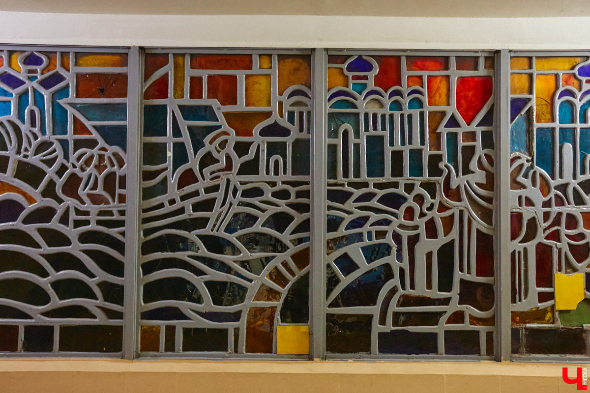 Витражи завораживают, особенно когда через них проходит солнечный свет. Есть в этом что-то неземное. Полюбоваться композициями из стекла можно не выезжая за пределы Владимира. «Ключ-Медиа» собрал самые интересные экземпляры и рассказал, где их получится рассмотреть во всех деталях.