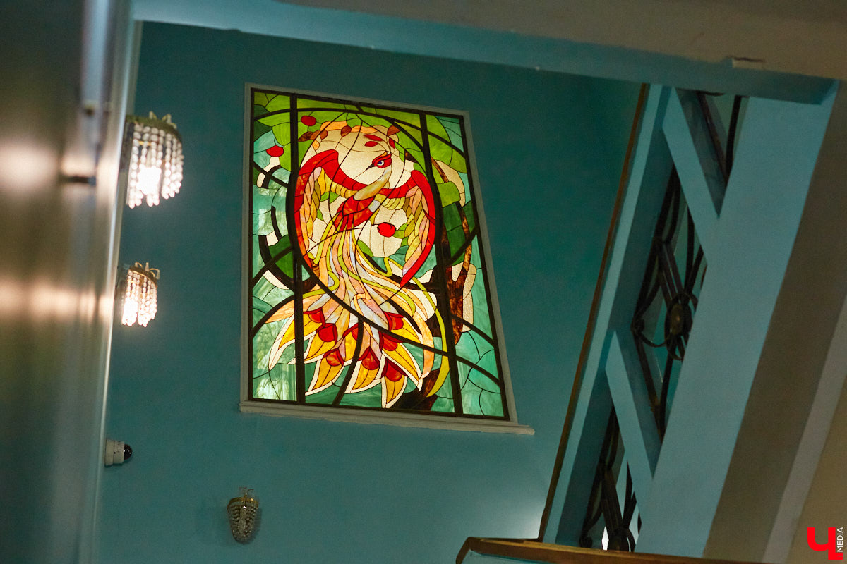 Витражи завораживают, особенно когда через них проходит солнечный свет. Есть в этом что-то неземное. Полюбоваться композициями из стекла можно не выезжая за пределы Владимира. «Ключ-Медиа» собрал самые интересные экземпляры и рассказал, где их получится рассмотреть во всех деталях.