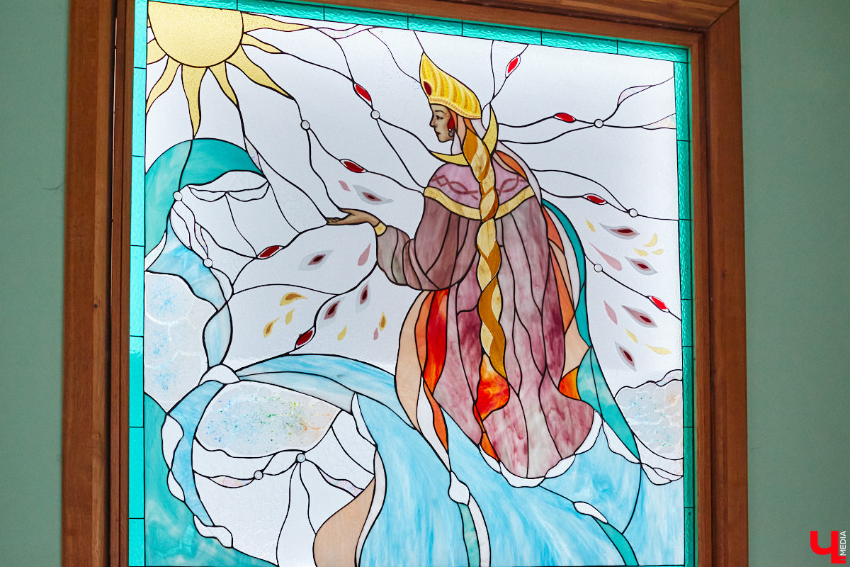 Витражи завораживают, особенно когда через них проходит солнечный свет. Есть в этом что-то неземное. Полюбоваться композициями из стекла можно не выезжая за пределы Владимира. «Ключ-Медиа» собрал самые интересные экземпляры и рассказал, где их получится рассмотреть во всех деталях.