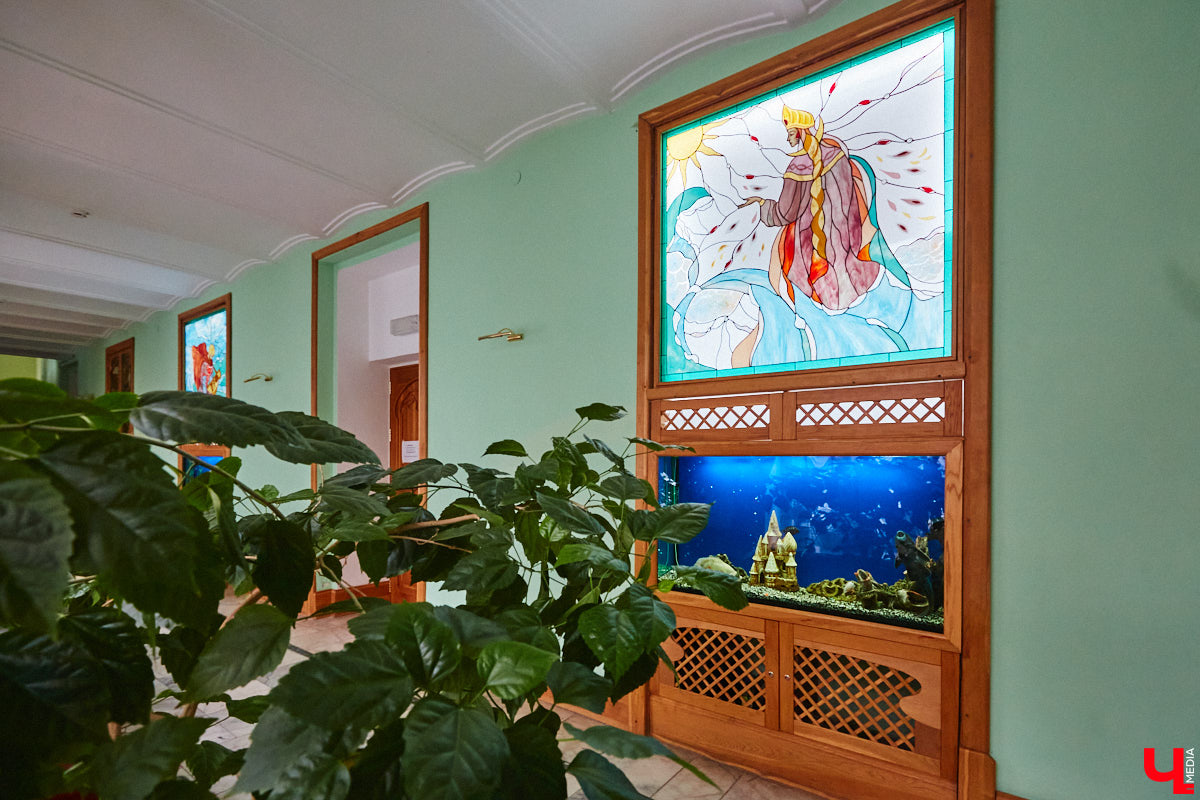 Витражи завораживают, особенно когда через них проходит солнечный свет. Есть в этом что-то неземное. Полюбоваться композициями из стекла можно не выезжая за пределы Владимира. «Ключ-Медиа» собрал самые интересные экземпляры и рассказал, где их получится рассмотреть во всех деталях.