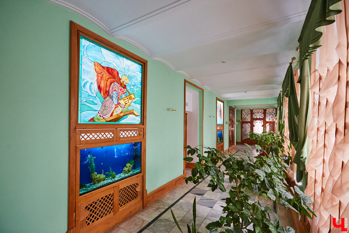 Витражи завораживают, особенно когда через них проходит солнечный свет. Есть в этом что-то неземное. Полюбоваться композициями из стекла можно не выезжая за пределы Владимира. «Ключ-Медиа» собрал самые интересные экземпляры и рассказал, где их получится рассмотреть во всех деталях.