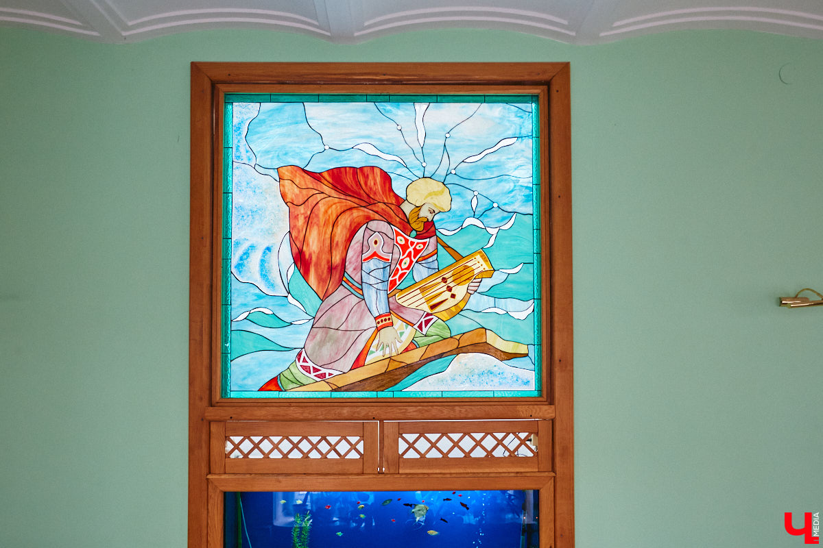 Витражи завораживают, особенно когда через них проходит солнечный свет. Есть в этом что-то неземное. Полюбоваться композициями из стекла можно не выезжая за пределы Владимира. «Ключ-Медиа» собрал самые интересные экземпляры и рассказал, где их получится рассмотреть во всех деталях.