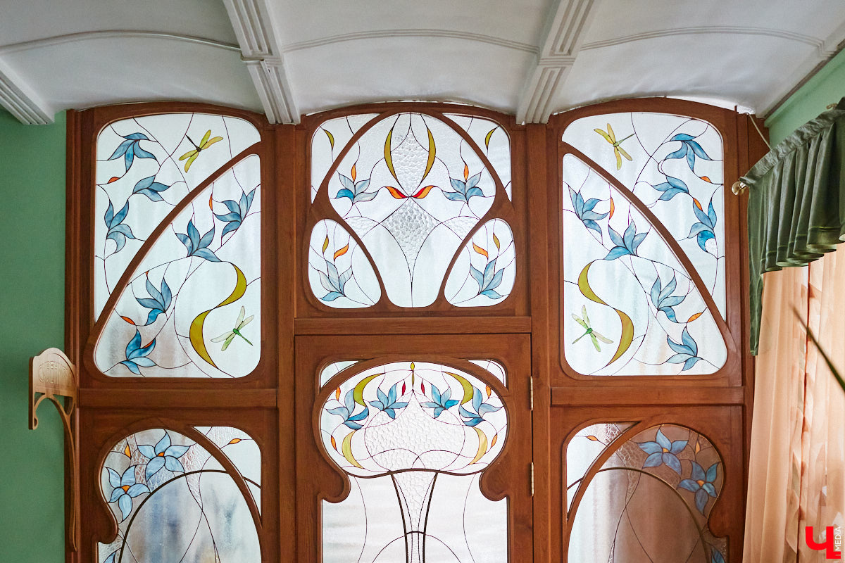 Витражи завораживают, особенно когда через них проходит солнечный свет. Есть в этом что-то неземное. Полюбоваться композициями из стекла можно не выезжая за пределы Владимира. «Ключ-Медиа» собрал самые интересные экземпляры и рассказал, где их получится рассмотреть во всех деталях.