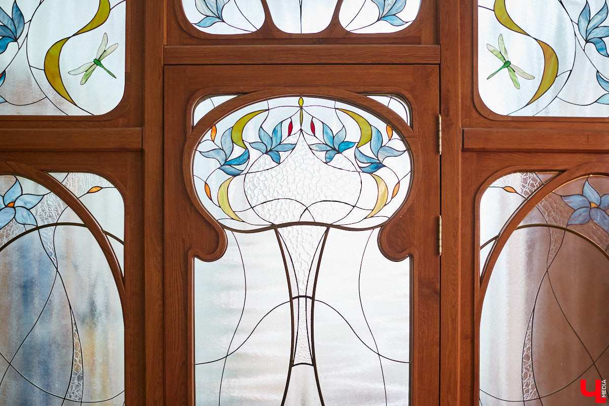 Витражи завораживают, особенно когда через них проходит солнечный свет. Есть в этом что-то неземное. Полюбоваться композициями из стекла можно не выезжая за пределы Владимира. «Ключ-Медиа» собрал самые интересные экземпляры и рассказал, где их получится рассмотреть во всех деталях.
