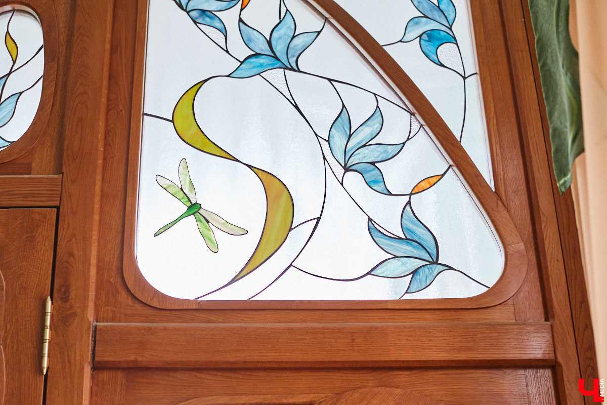 Витражи завораживают, особенно когда через них проходит солнечный свет. Есть в этом что-то неземное. Полюбоваться композициями из стекла можно не выезжая за пределы Владимира. «Ключ-Медиа» собрал самые интересные экземпляры и рассказал, где их получится рассмотреть во всех деталях.