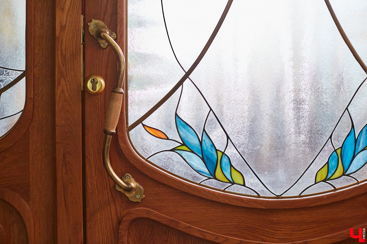 Витражи завораживают, особенно когда через них проходит солнечный свет. Есть в этом что-то неземное. Полюбоваться композициями из стекла можно не выезжая за пределы Владимира. «Ключ-Медиа» собрал самые интересные экземпляры и рассказал, где их получится рассмотреть во всех деталях.