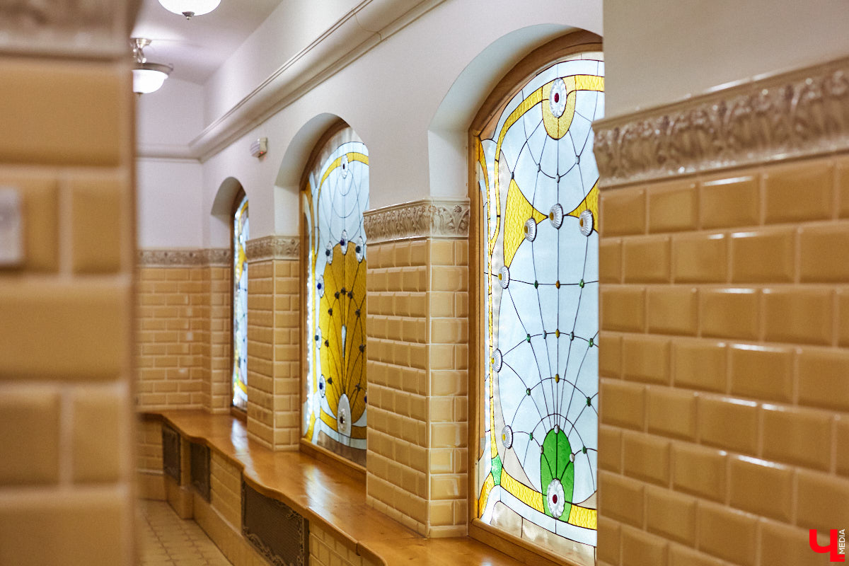 Витражи завораживают, особенно когда через них проходит солнечный свет. Есть в этом что-то неземное. Полюбоваться композициями из стекла можно не выезжая за пределы Владимира. «Ключ-Медиа» собрал самые интересные экземпляры и рассказал, где их получится рассмотреть во всех деталях.