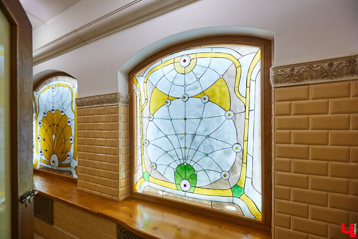 Витражи завораживают, особенно когда через них проходит солнечный свет. Есть в этом что-то неземное. Полюбоваться композициями из стекла можно не выезжая за пределы Владимира. «Ключ-Медиа» собрал самые интересные экземпляры и рассказал, где их получится рассмотреть во всех деталях.