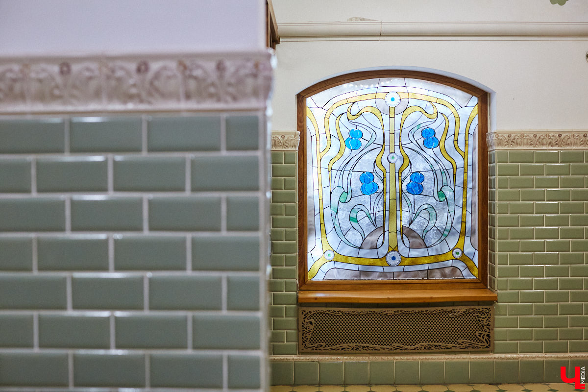 Витражи завораживают, особенно когда через них проходит солнечный свет. Есть в этом что-то неземное. Полюбоваться композициями из стекла можно не выезжая за пределы Владимира. «Ключ-Медиа» собрал самые интересные экземпляры и рассказал, где их получится рассмотреть во всех деталях.