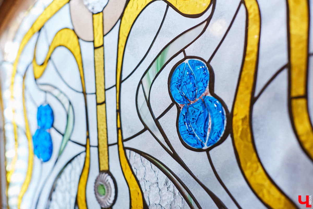 Витражи завораживают, особенно когда через них проходит солнечный свет. Есть в этом что-то неземное. Полюбоваться композициями из стекла можно не выезжая за пределы Владимира. «Ключ-Медиа» собрал самые интересные экземпляры и рассказал, где их получится рассмотреть во всех деталях.