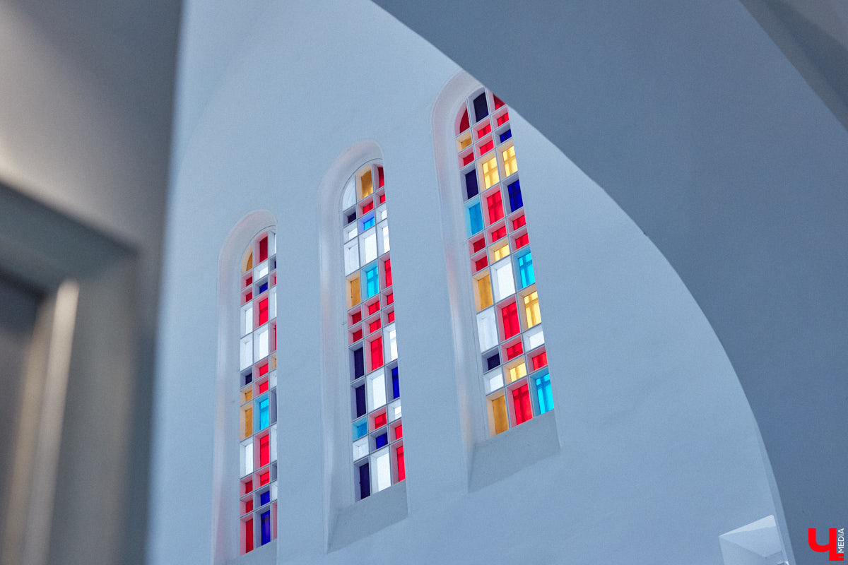 Витражи завораживают, особенно когда через них проходит солнечный свет. Есть в этом что-то неземное. Полюбоваться композициями из стекла можно не выезжая за пределы Владимира. «Ключ-Медиа» собрал самые интересные экземпляры и рассказал, где их получится рассмотреть во всех деталях.