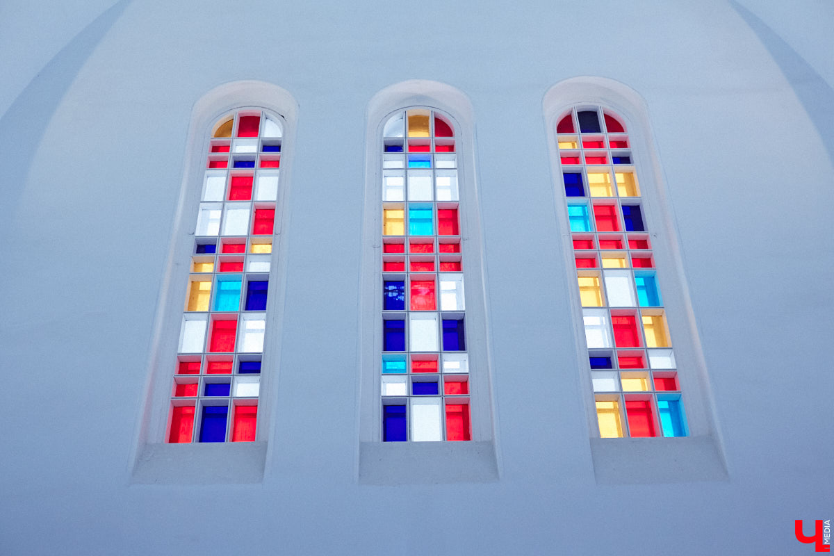 Витражи завораживают, особенно когда через них проходит солнечный свет. Есть в этом что-то неземное. Полюбоваться композициями из стекла можно не выезжая за пределы Владимира. «Ключ-Медиа» собрал самые интересные экземпляры и рассказал, где их получится рассмотреть во всех деталях.