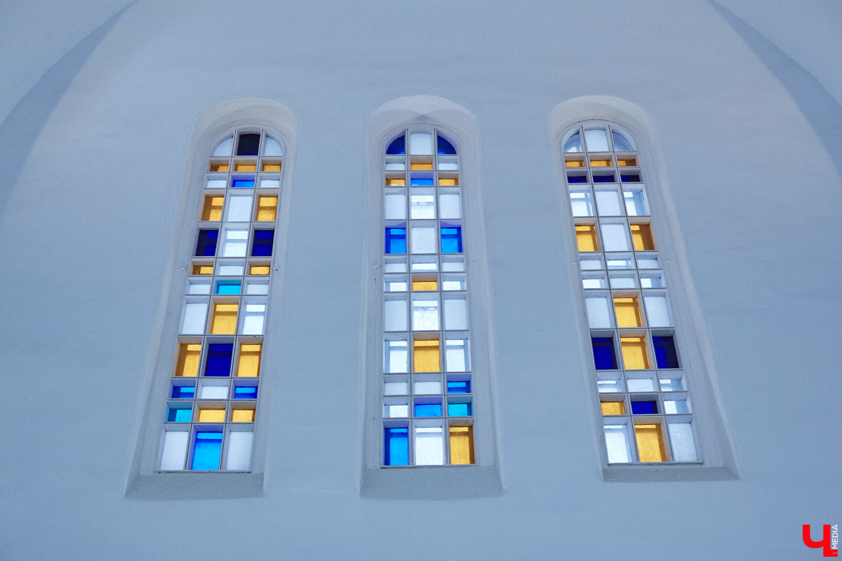 Витражи завораживают, особенно когда через них проходит солнечный свет. Есть в этом что-то неземное. Полюбоваться композициями из стекла можно не выезжая за пределы Владимира. «Ключ-Медиа» собрал самые интересные экземпляры и рассказал, где их получится рассмотреть во всех деталях.