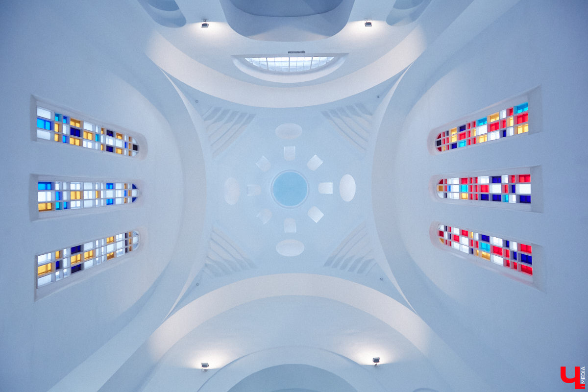 Витражи завораживают, особенно когда через них проходит солнечный свет. Есть в этом что-то неземное. Полюбоваться композициями из стекла можно не выезжая за пределы Владимира. «Ключ-Медиа» собрал самые интересные экземпляры и рассказал, где их получится рассмотреть во всех деталях.