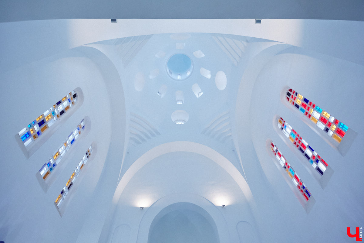 Витражи завораживают, особенно когда через них проходит солнечный свет. Есть в этом что-то неземное. Полюбоваться композициями из стекла можно не выезжая за пределы Владимира. «Ключ-Медиа» собрал самые интересные экземпляры и рассказал, где их получится рассмотреть во всех деталях.