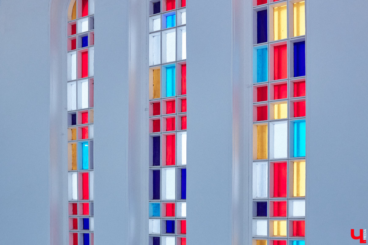 Витражи завораживают, особенно когда через них проходит солнечный свет. Есть в этом что-то неземное. Полюбоваться композициями из стекла можно не выезжая за пределы Владимира. «Ключ-Медиа» собрал самые интересные экземпляры и рассказал, где их получится рассмотреть во всех деталях.