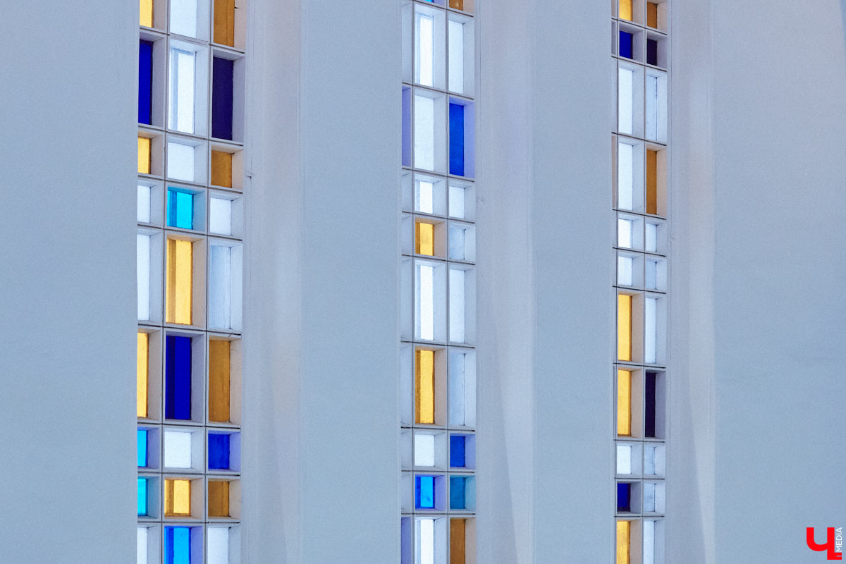 Витражи завораживают, особенно когда через них проходит солнечный свет. Есть в этом что-то неземное. Полюбоваться композициями из стекла можно не выезжая за пределы Владимира. «Ключ-Медиа» собрал самые интересные экземпляры и рассказал, где их получится рассмотреть во всех деталях.