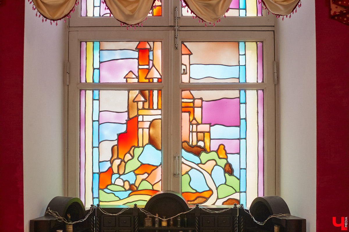 Витражи завораживают, особенно когда через них проходит солнечный свет. Есть в этом что-то неземное. Полюбоваться композициями из стекла можно не выезжая за пределы Владимира. «Ключ-Медиа» собрал самые интересные экземпляры и рассказал, где их получится рассмотреть во всех деталях.