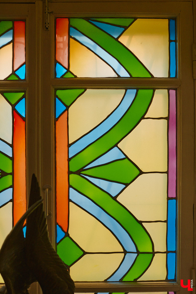 Витражи завораживают, особенно когда через них проходит солнечный свет. Есть в этом что-то неземное. Полюбоваться композициями из стекла можно не выезжая за пределы Владимира. «Ключ-Медиа» собрал самые интересные экземпляры и рассказал, где их получится рассмотреть во всех деталях.