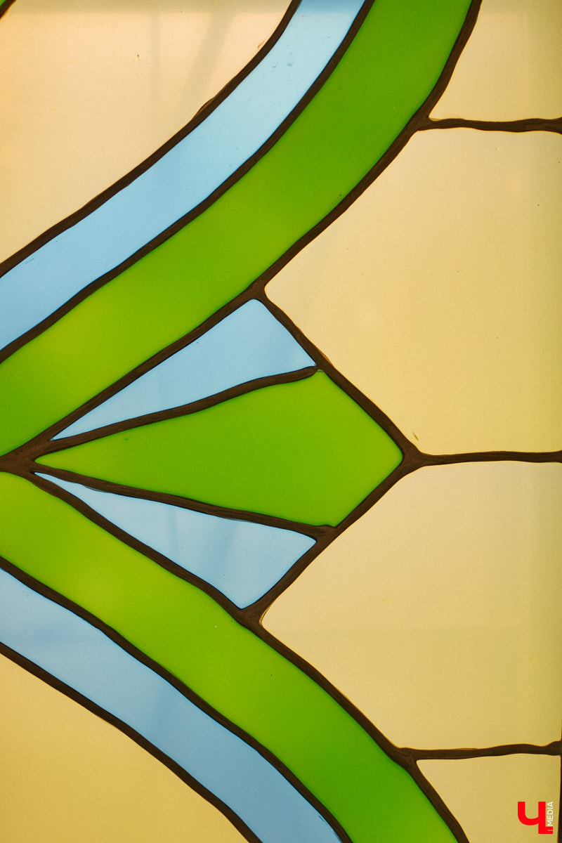 Витражи завораживают, особенно когда через них проходит солнечный свет. Есть в этом что-то неземное. Полюбоваться композициями из стекла можно не выезжая за пределы Владимира. «Ключ-Медиа» собрал самые интересные экземпляры и рассказал, где их получится рассмотреть во всех деталях.