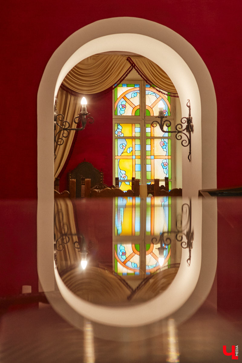 Витражи завораживают, особенно когда через них проходит солнечный свет. Есть в этом что-то неземное. Полюбоваться композициями из стекла можно не выезжая за пределы Владимира. «Ключ-Медиа» собрал самые интересные экземпляры и рассказал, где их получится рассмотреть во всех деталях.