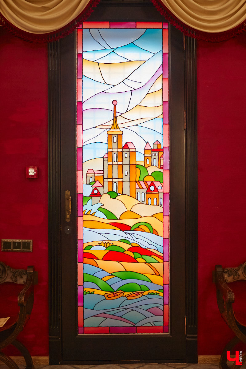 Витражи завораживают, особенно когда через них проходит солнечный свет. Есть в этом что-то неземное. Полюбоваться композициями из стекла можно не выезжая за пределы Владимира. «Ключ-Медиа» собрал самые интересные экземпляры и рассказал, где их получится рассмотреть во всех деталях.