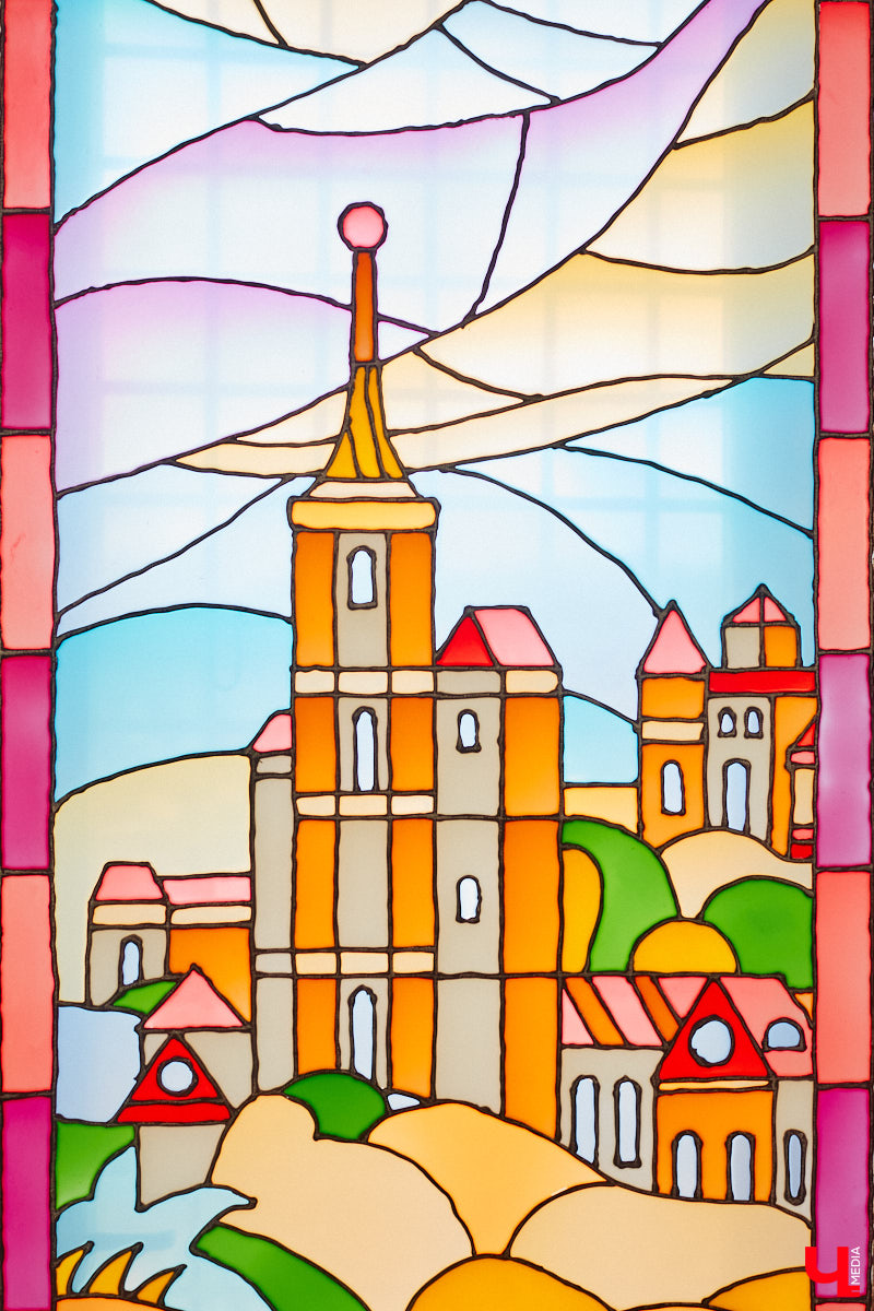 Витражи завораживают, особенно когда через них проходит солнечный свет. Есть в этом что-то неземное. Полюбоваться композициями из стекла можно не выезжая за пределы Владимира. «Ключ-Медиа» собрал самые интересные экземпляры и рассказал, где их получится рассмотреть во всех деталях.