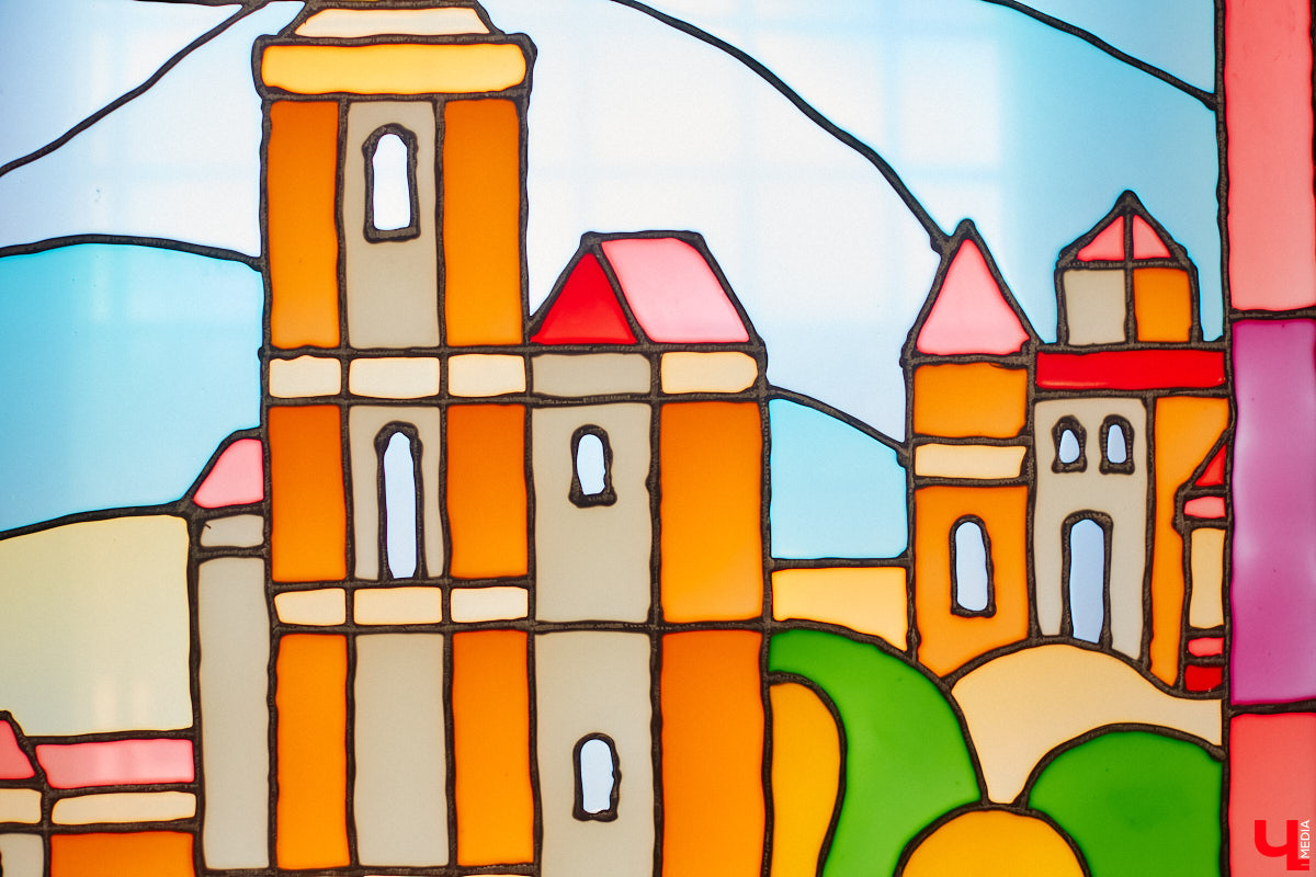 Витражи завораживают, особенно когда через них проходит солнечный свет. Есть в этом что-то неземное. Полюбоваться композициями из стекла можно не выезжая за пределы Владимира. «Ключ-Медиа» собрал самые интересные экземпляры и рассказал, где их получится рассмотреть во всех деталях.