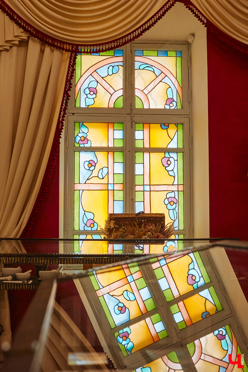 Витражи завораживают, особенно когда через них проходит солнечный свет. Есть в этом что-то неземное. Полюбоваться композициями из стекла можно не выезжая за пределы Владимира. «Ключ-Медиа» собрал самые интересные экземпляры и рассказал, где их получится рассмотреть во всех деталях.