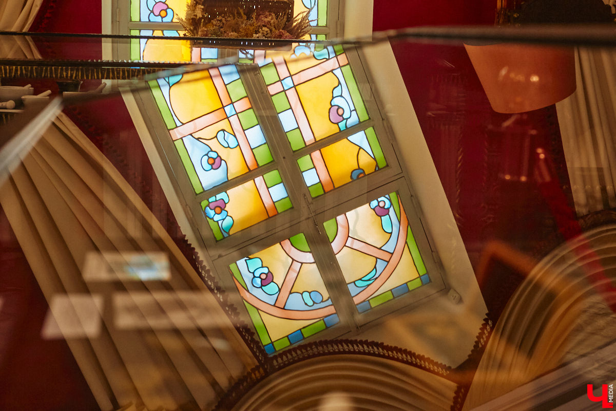 Витражи завораживают, особенно когда через них проходит солнечный свет. Есть в этом что-то неземное. Полюбоваться композициями из стекла можно не выезжая за пределы Владимира. «Ключ-Медиа» собрал самые интересные экземпляры и рассказал, где их получится рассмотреть во всех деталях.