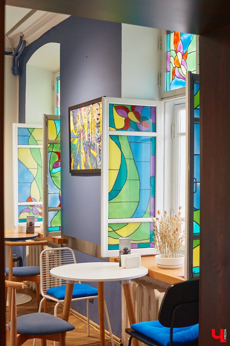 Витражи завораживают, особенно когда через них проходит солнечный свет. Есть в этом что-то неземное. Полюбоваться композициями из стекла можно не выезжая за пределы Владимира. «Ключ-Медиа» собрал самые интересные экземпляры и рассказал, где их получится рассмотреть во всех деталях.