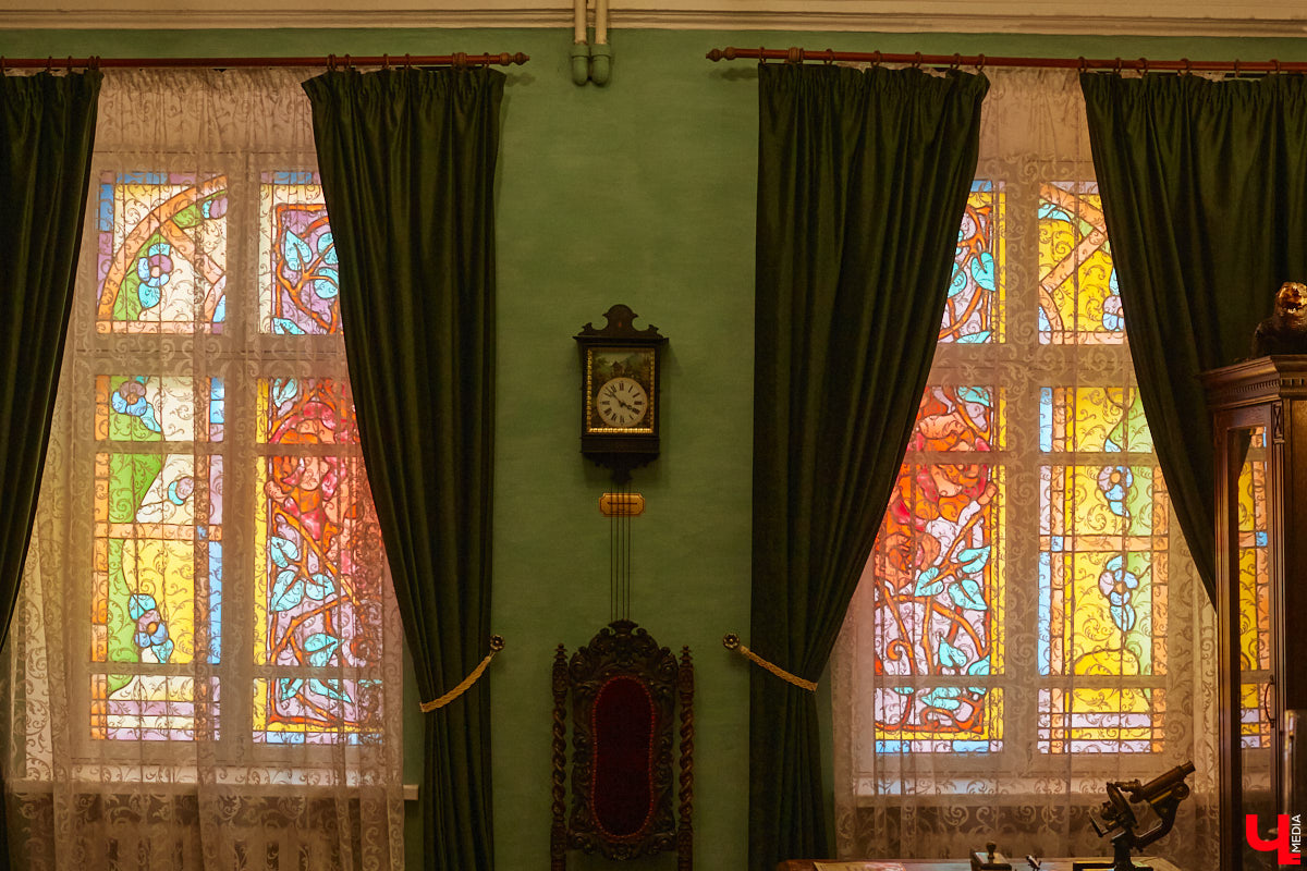 Витражи завораживают, особенно когда через них проходит солнечный свет. Есть в этом что-то неземное. Полюбоваться композициями из стекла можно не выезжая за пределы Владимира. «Ключ-Медиа» собрал самые интересные экземпляры и рассказал, где их получится рассмотреть во всех деталях.