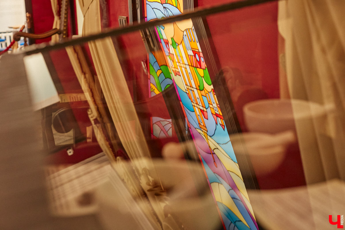 Витражи завораживают, особенно когда через них проходит солнечный свет. Есть в этом что-то неземное. Полюбоваться композициями из стекла можно не выезжая за пределы Владимира. «Ключ-Медиа» собрал самые интересные экземпляры и рассказал, где их получится рассмотреть во всех деталях.