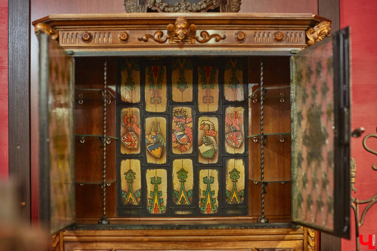 Витражи завораживают, особенно когда через них проходит солнечный свет. Есть в этом что-то неземное. Полюбоваться композициями из стекла можно не выезжая за пределы Владимира. «Ключ-Медиа» собрал самые интересные экземпляры и рассказал, где их получится рассмотреть во всех деталях.