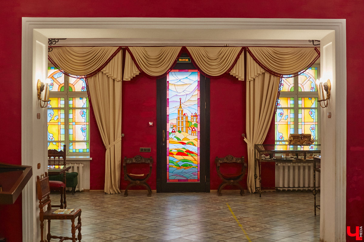 Витражи завораживают, особенно когда через них проходит солнечный свет. Есть в этом что-то неземное. Полюбоваться композициями из стекла можно не выезжая за пределы Владимира. «Ключ-Медиа» собрал самые интересные экземпляры и рассказал, где их получится рассмотреть во всех деталях.