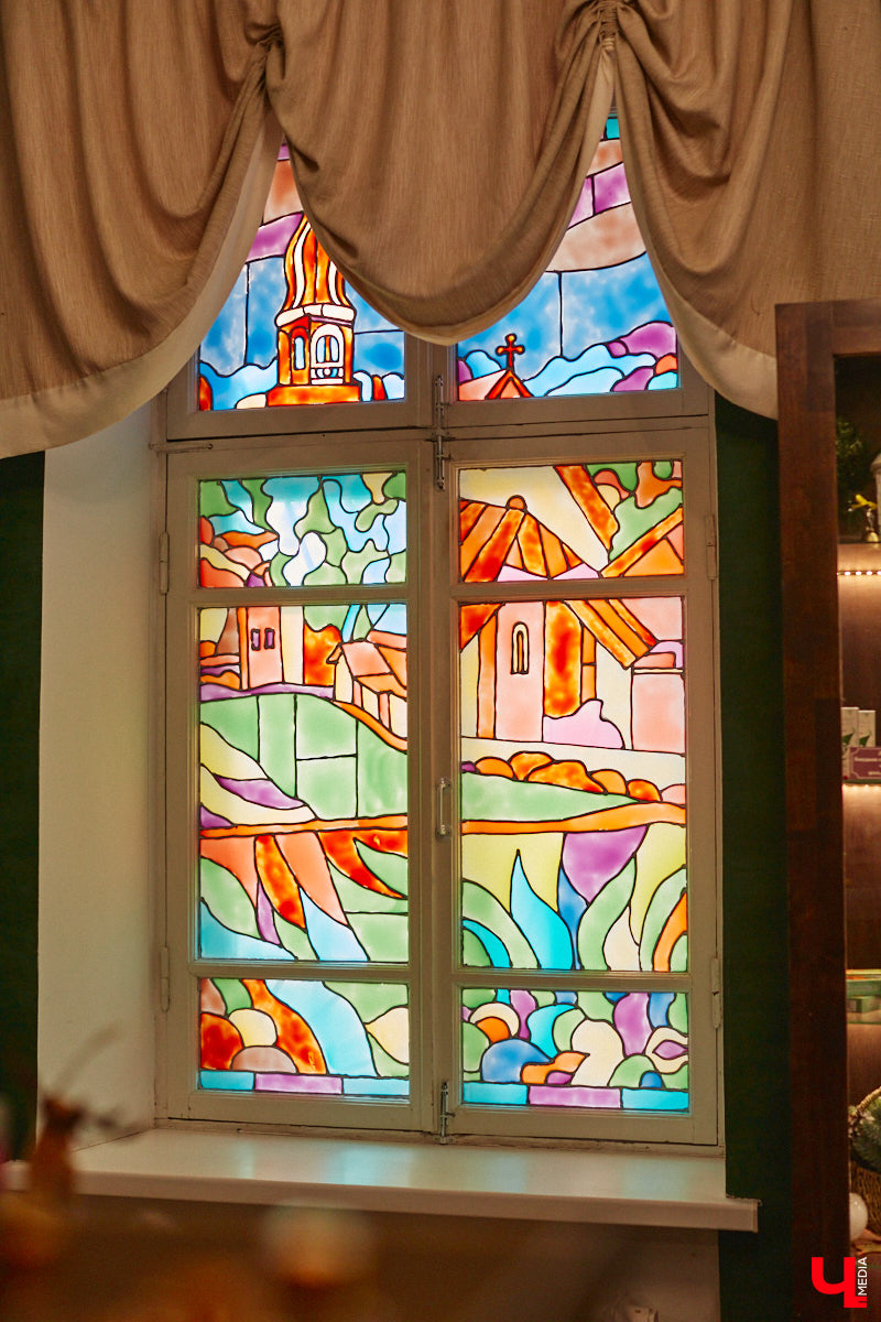 Витражи завораживают, особенно когда через них проходит солнечный свет. Есть в этом что-то неземное. Полюбоваться композициями из стекла можно не выезжая за пределы Владимира. «Ключ-Медиа» собрал самые интересные экземпляры и рассказал, где их получится рассмотреть во всех деталях.