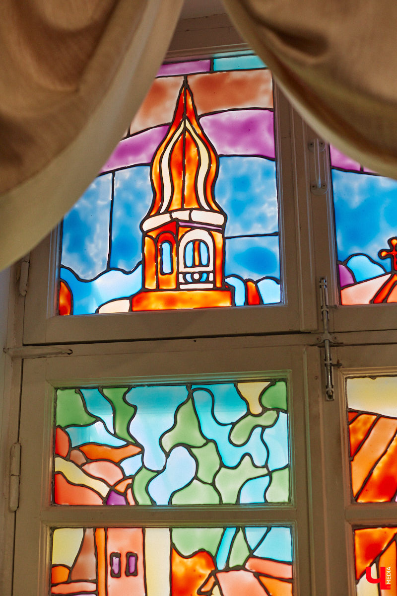 Витражи завораживают, особенно когда через них проходит солнечный свет. Есть в этом что-то неземное. Полюбоваться композициями из стекла можно не выезжая за пределы Владимира. «Ключ-Медиа» собрал самые интересные экземпляры и рассказал, где их получится рассмотреть во всех деталях.