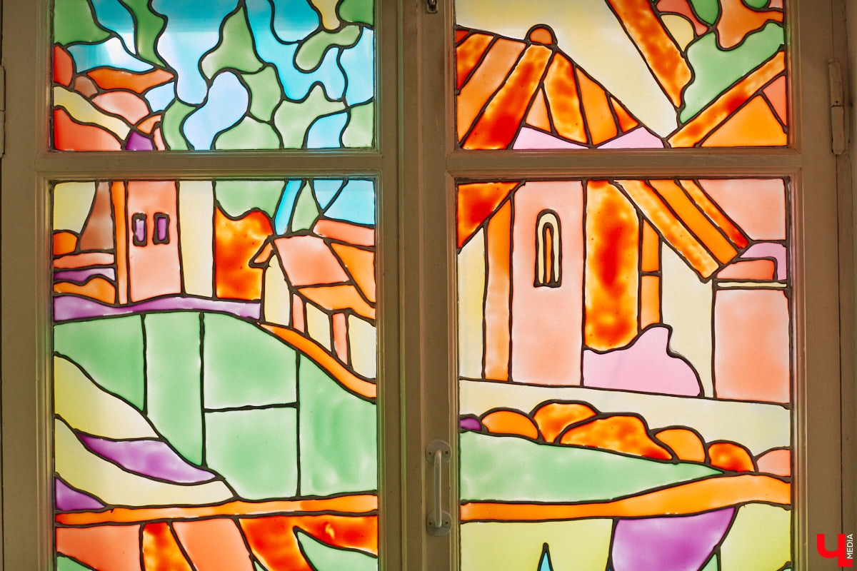 Витражи завораживают, особенно когда через них проходит солнечный свет. Есть в этом что-то неземное. Полюбоваться композициями из стекла можно не выезжая за пределы Владимира. «Ключ-Медиа» собрал самые интересные экземпляры и рассказал, где их получится рассмотреть во всех деталях.