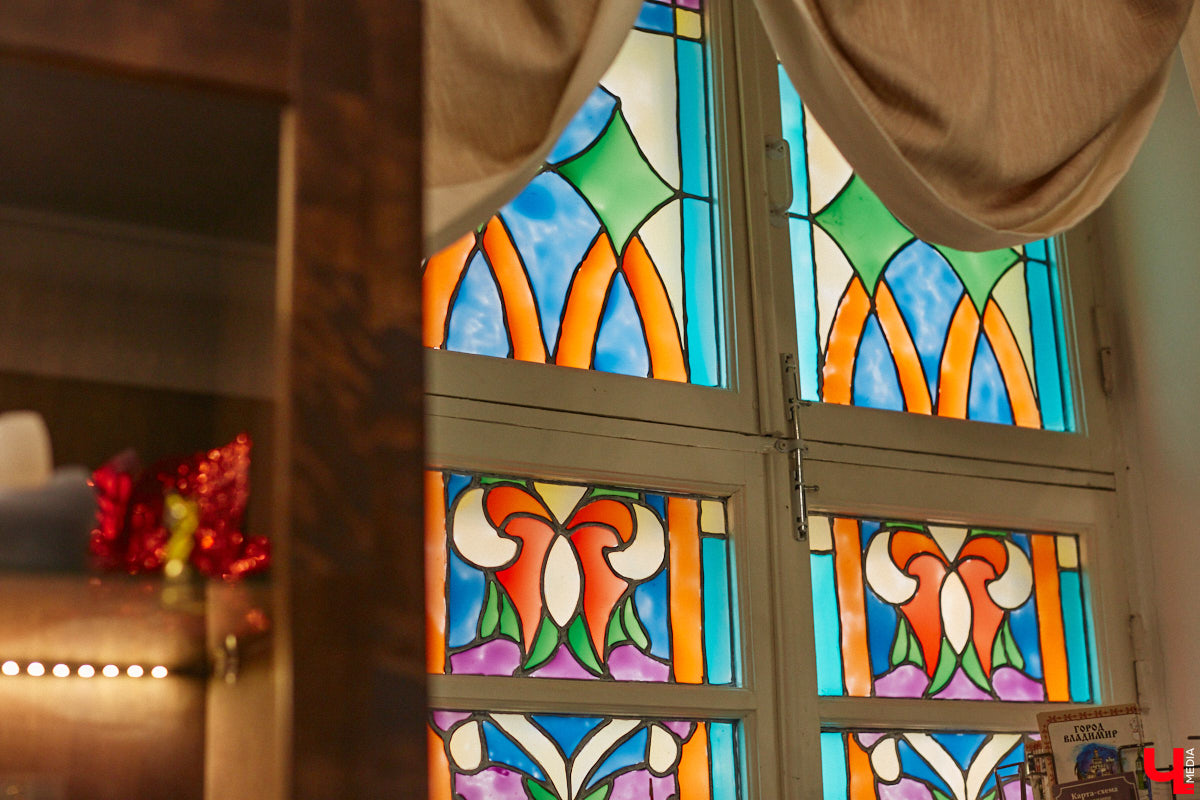 Витражи завораживают, особенно когда через них проходит солнечный свет. Есть в этом что-то неземное. Полюбоваться композициями из стекла можно не выезжая за пределы Владимира. «Ключ-Медиа» собрал самые интересные экземпляры и рассказал, где их получится рассмотреть во всех деталях.