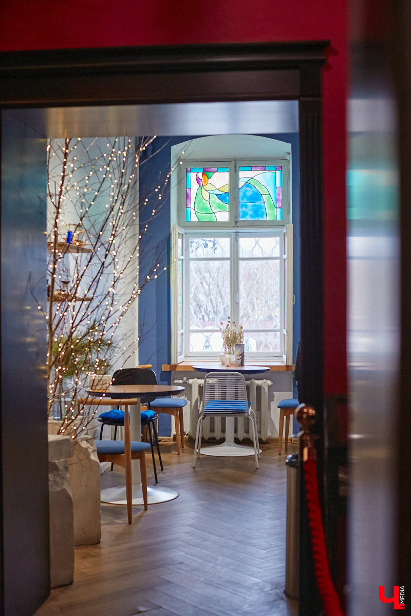 Витражи завораживают, особенно когда через них проходит солнечный свет. Есть в этом что-то неземное. Полюбоваться композициями из стекла можно не выезжая за пределы Владимира. «Ключ-Медиа» собрал самые интересные экземпляры и рассказал, где их получится рассмотреть во всех деталях.