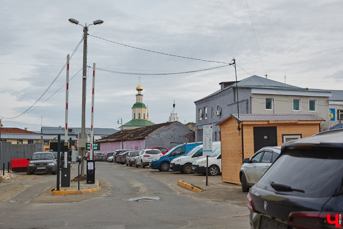 С какими насущными проблемами сталкиваются жители и гости нашего города, приезжая в исторический центр Владимира? Где поставить машину и куда сходить в туалет. Обе они в скором времени будут решены. В сердце областной столицы установили два новых модуля для гигиенических процедур, а водители делятся первыми впечатлениями от обновленного паркинга на Спасской. Один нюанс: за удовольствие придется платить!