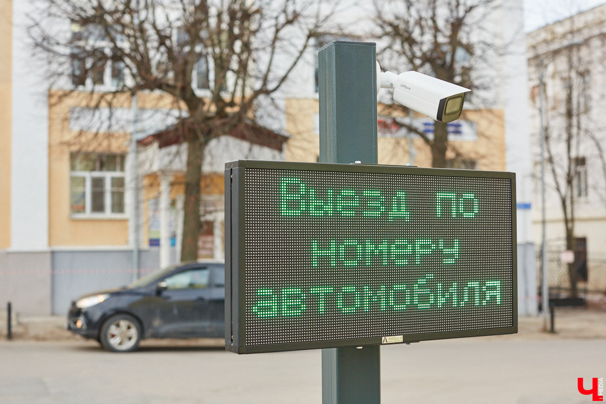 С какими насущными проблемами сталкиваются жители и гости нашего города, приезжая в исторический центр Владимира? Где поставить машину и куда сходить в туалет. Обе они в скором времени будут решены. В сердце областной столицы установили два новых модуля для гигиенических процедур, а водители делятся первыми впечатлениями от обновленного паркинга на Спасской. Один нюанс: за удовольствие придется платить!