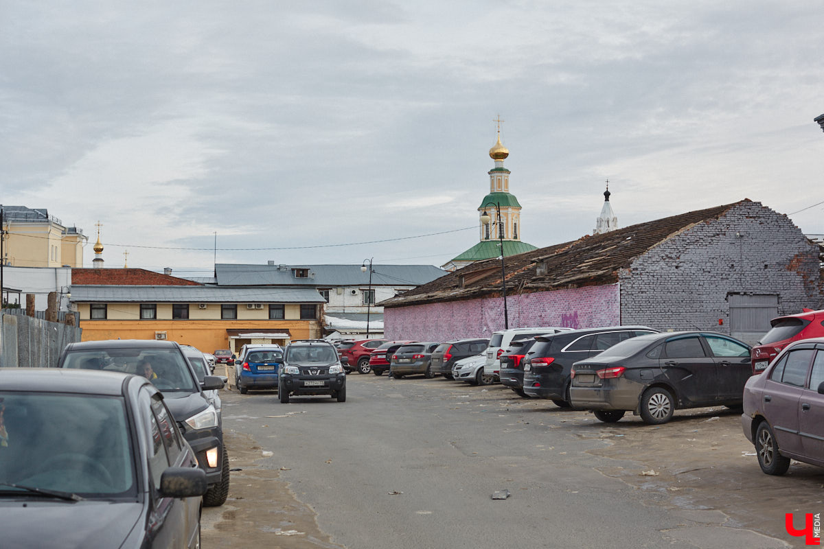 С какими насущными проблемами сталкиваются жители и гости нашего города, приезжая в исторический центр Владимира? Где поставить машину и куда сходить в туалет. Обе они в скором времени будут решены. В сердце областной столицы установили два новых модуля для гигиенических процедур, а водители делятся первыми впечатлениями от обновленного паркинга на Спасской. Один нюанс: за удовольствие придется платить!