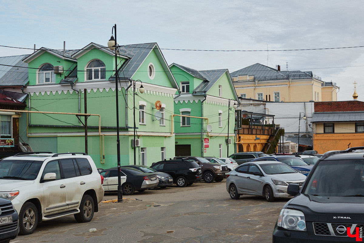 С какими насущными проблемами сталкиваются жители и гости нашего города, приезжая в исторический центр Владимира? Где поставить машину и куда сходить в туалет. Обе они в скором времени будут решены. В сердце областной столицы установили два новых модуля для гигиенических процедур, а водители делятся первыми впечатлениями от обновленного паркинга на Спасской. Один нюанс: за удовольствие придется платить!