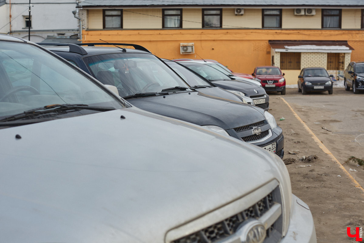 С какими насущными проблемами сталкиваются жители и гости нашего города, приезжая в исторический центр Владимира? Где поставить машину и куда сходить в туалет. Обе они в скором времени будут решены. В сердце областной столицы установили два новых модуля для гигиенических процедур, а водители делятся первыми впечатлениями от обновленного паркинга на Спасской. Один нюанс: за удовольствие придется платить!